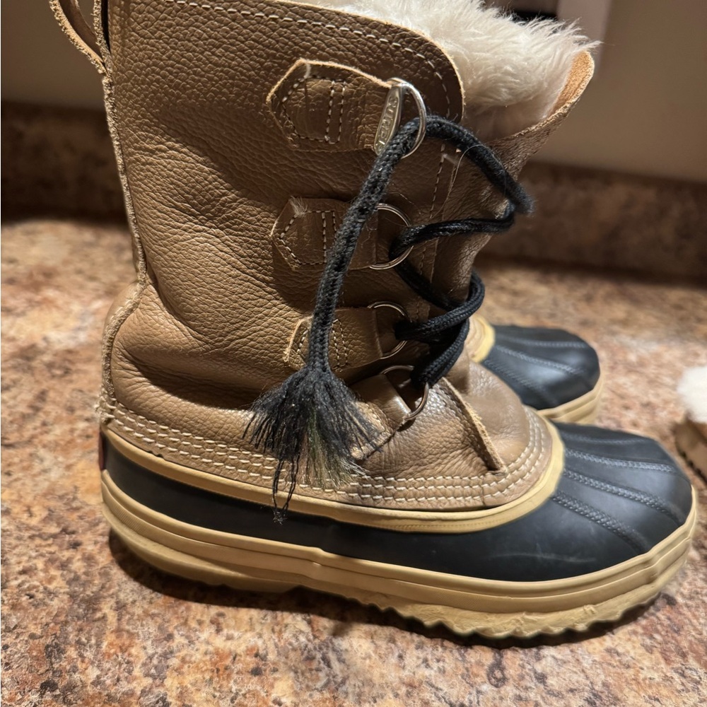 Sorel Manitou or Caribou winter boots sz 8